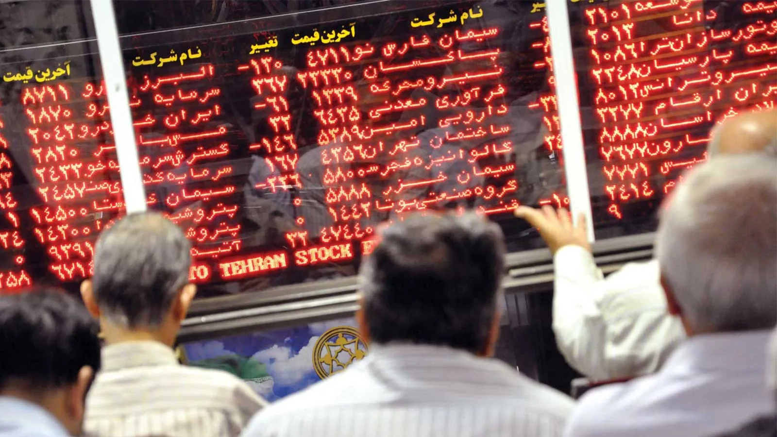 بازار در تقاطع واگرایی و خروج پول